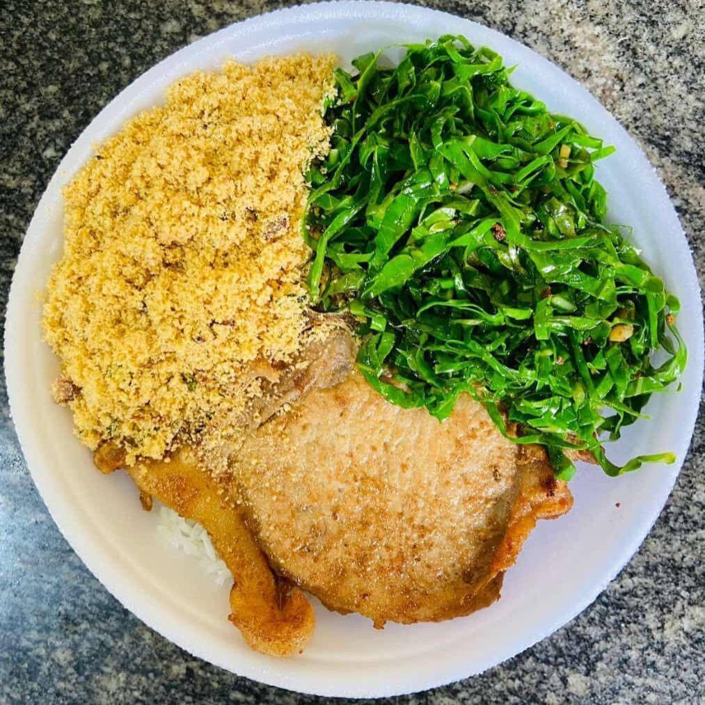 Deliciosa bisteca de suína na manteiga e couve refogada no alho e azeite. Acompanha arroz, feijão, farofa e couve. Escolha 1 acompanhamento entre: purê, macarronese, salada ou fritas. Obs.: - Embalagem Pt102. - Ideal para 1 pessoa. Esperamos que você tenha uma excelente refeição!