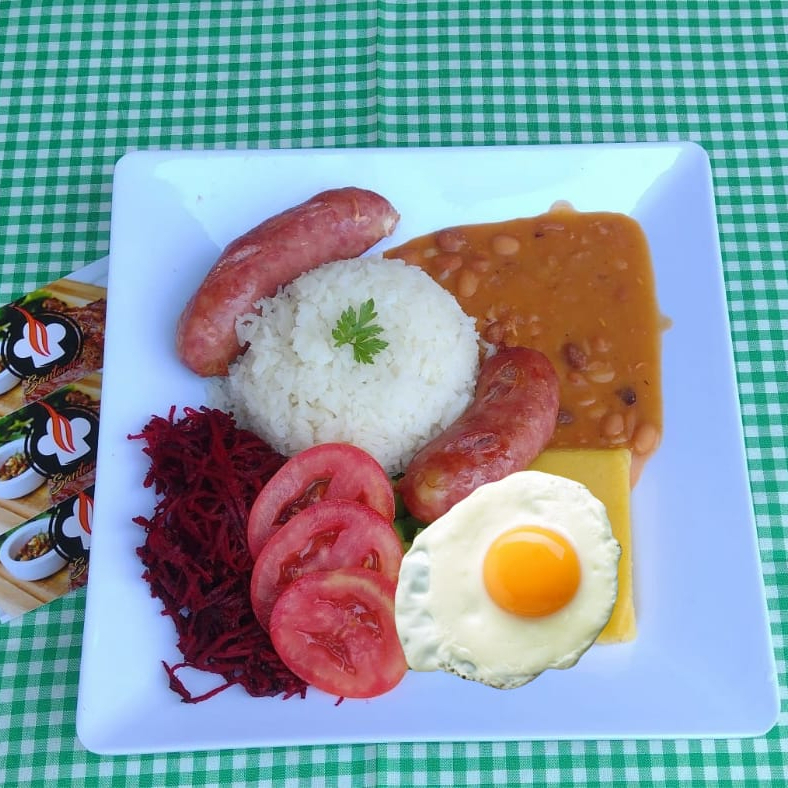 O 'Kaol' é um prato deliciosamente autêntico da culinária mineira.
Seus ingredientes principais incluem arroz e feijão, criando uma base perfeita para a adição de couve fresca, ovos cuidadosamente preparados e linguiça suculenta.
Este prato é uma sinfonia de sabores ricos e texturas satisfatórias, marcando uma mistura harmoniosa da tradição e simplicidade da culinária regional mineira.
Perfeito para quem aprecia uma comida caseira cheia de sabor e feita com carinho.