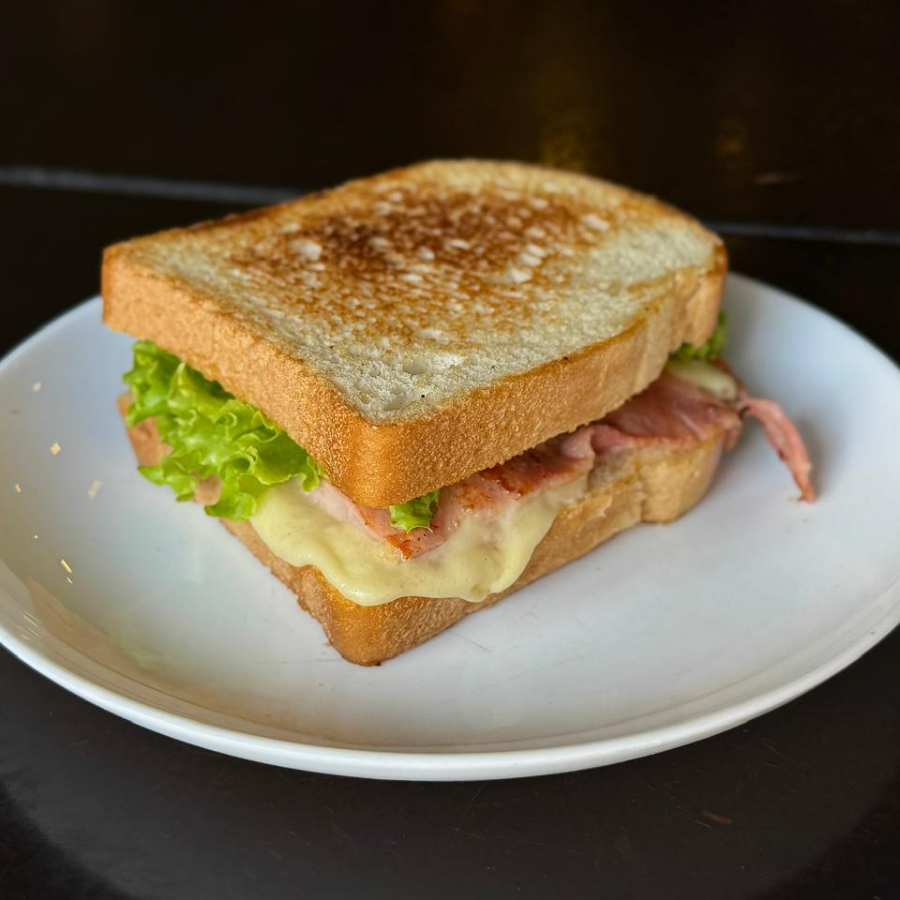 Pão de Forma, Presunto, Mussarela, Alface e tomate