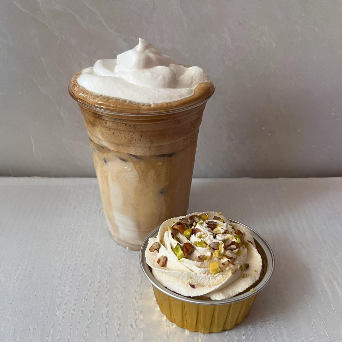 Café Dalgona Frío & Cupcake Queso y Pistaches