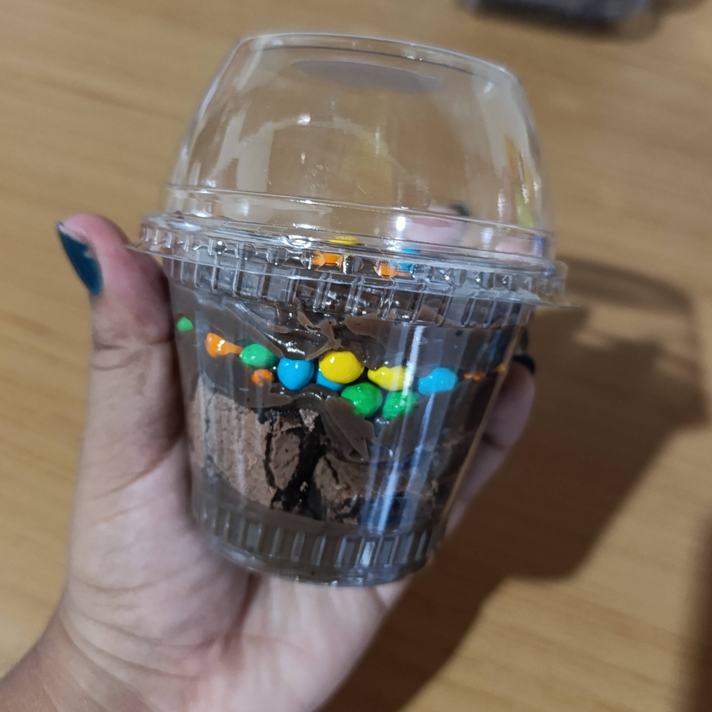 Brownie de chocolate com recheio de brigadeiro feito com cacau 100% e coloretis