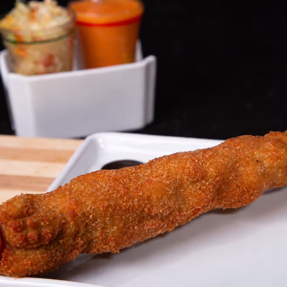 Frango frito no espeto intercalado com calabresa
