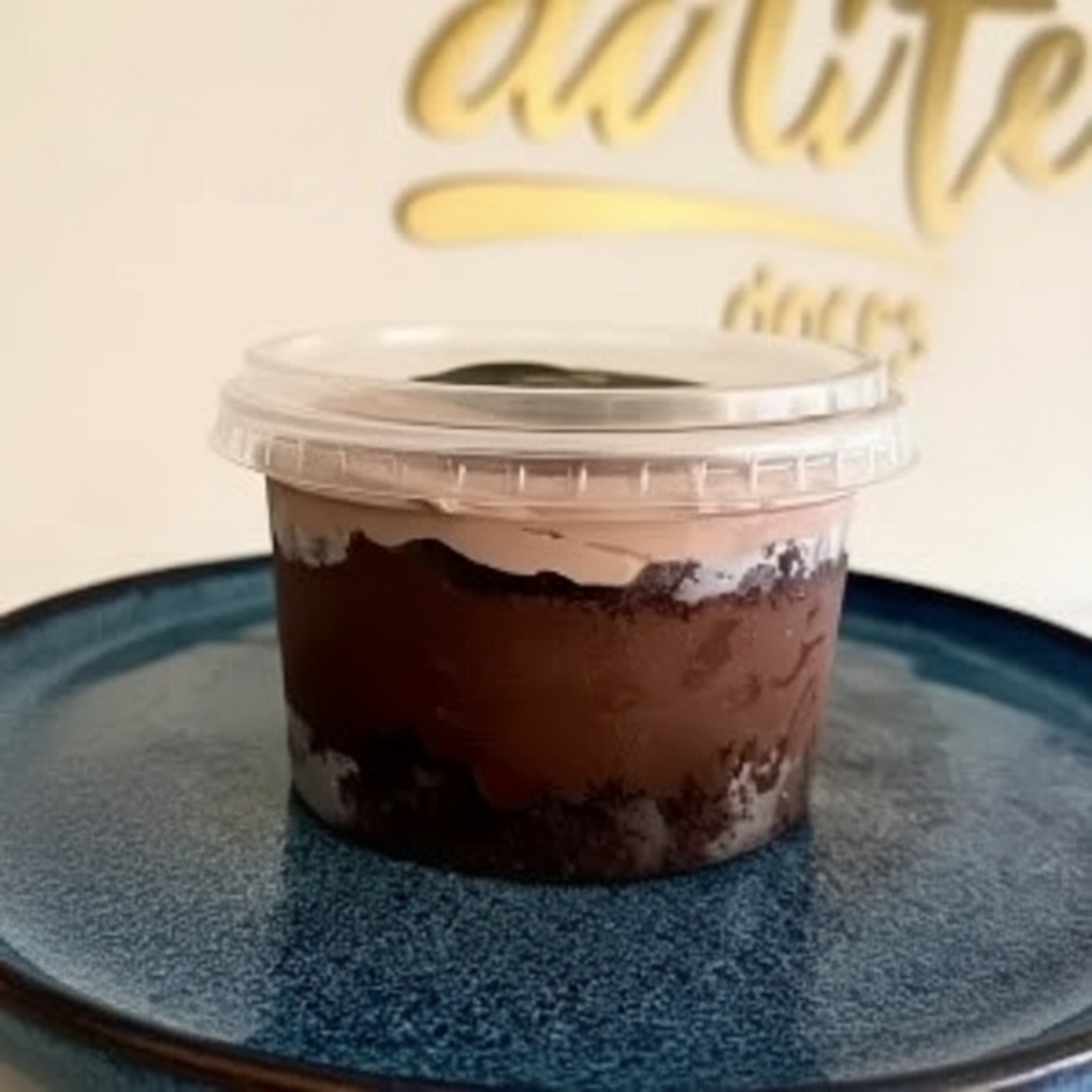 Bolo de pote com massa de chocolate, brigadeiro 50% cacau e chantilly de chocolate. Sabor intenso e equilibrado para os chocólatras de plantão!