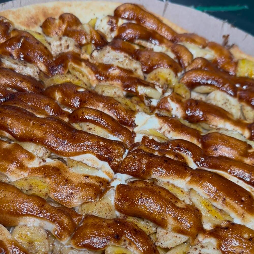 Pizza Grande Fatias de Banana com toque de canela em pó coberta com delicioso chocolate Branco