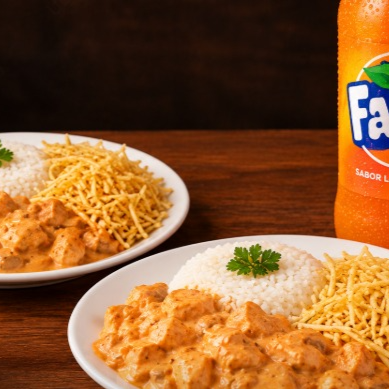 2 Strgonoff de frango + batata palha + fanta 2l