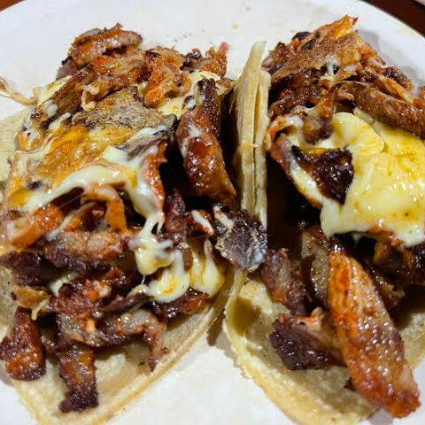 Tacote de bistec con queso en tortilla de harina
