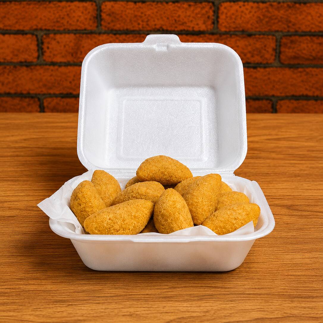 15 pastéis de carne e 10 coxinhas, preparados com ingredientes selecionados e fritos na hora para você aproveitar um lanche saboroso.