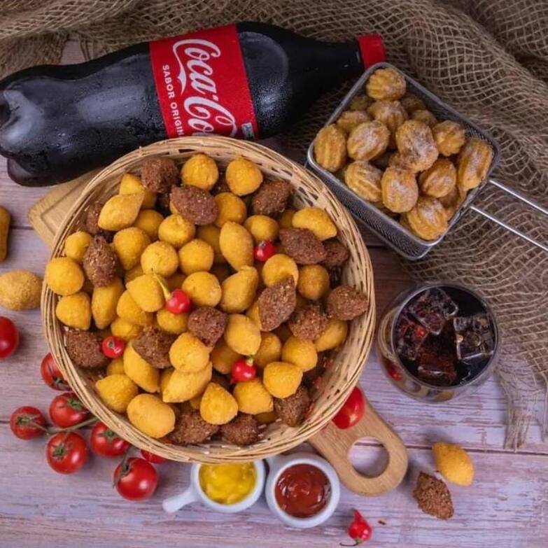 100 deliciosos salgadinhos crocante,quentinho misto,mais refrigerante 2 litros geladinho...