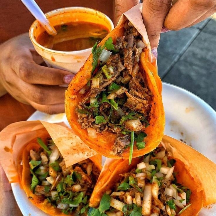 3 Tacos Clasicos y 1/2 Consome sin Carne