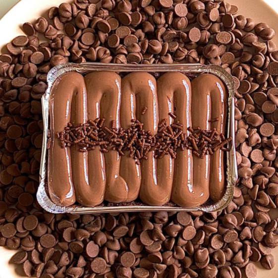 Bolo de Chocolate na marmitinha com Cobertura Cremosa Puro sabor, maciez irresistível e uma explosão de chocolate a cada mordida. Peça agora e deixe seu Dia mais doce!