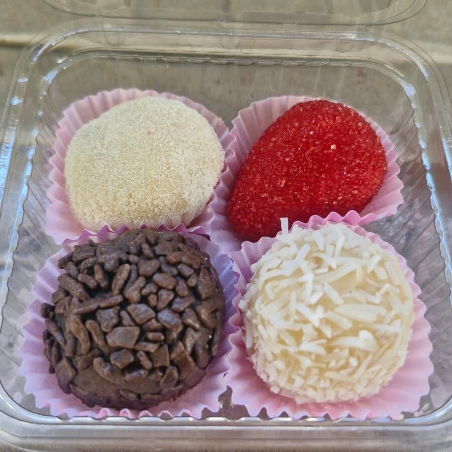 A combinação perfeita dos nossos melhores sabores em um só lugar. Ideal para presentear, compartilhar ou adoçar o seu dia.
• Brigadeiro Tradicional: O clássico irresistível feito com chocolate nobre e granulado de alta qualidade.
• Beijinho: O tradicional doce de coco, cremoso e na medida certa da doçura.
• Ninho com Nutella: O queridinho! Brigadeiro de Leite Ninho® coroado com Nutella® legítima.
• Doce de Morango: Receita artesanal com o sabor delicado e irresistível do morango, finalizado perfeitamente com açúcar cristal.