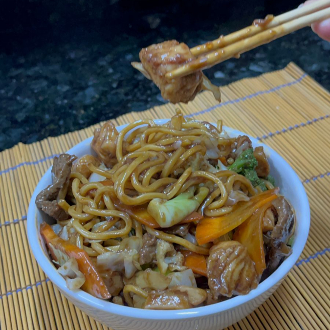 Macarrão, brócolis, couve flor, cenoura, e filé de frango.