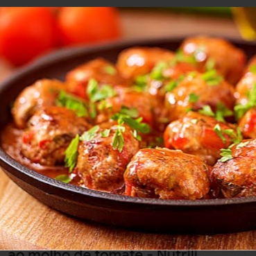 Almôndegas bem temperadas, macias e suculentas, preparadas para trazer aquele sabor caseiro que conquista na primeira garfada. Acompanham arroz soltinho, feijão fresquinho, farofa e a sua escolha entre salada ou purê, formando uma refeição completa e reconfortante.