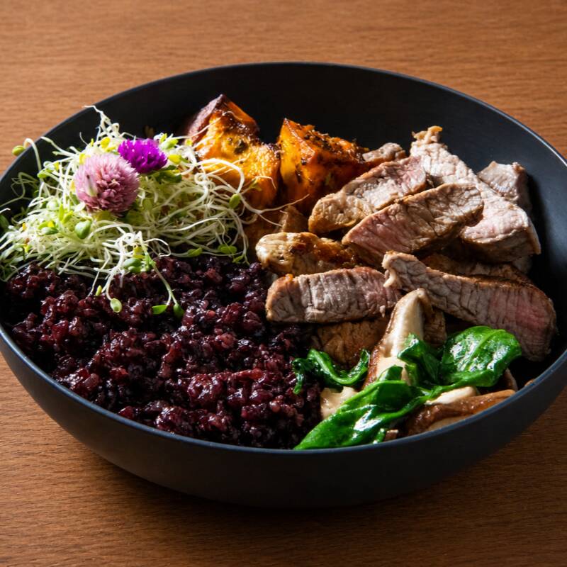 Aprox. 600g Base: Arroz Negro Proteína: Iscas de Alcatra na Manteiga Complementos: abóbora assada, espinafre c/ cogumelos shitake e broto de alfafa Colabora para Ganho de massa + Energia sustentada Macronutrientes Calorias ~670kcal Proteínas ~45g Carboidratos ~45g Gorduras ~33g Fibras ~10g