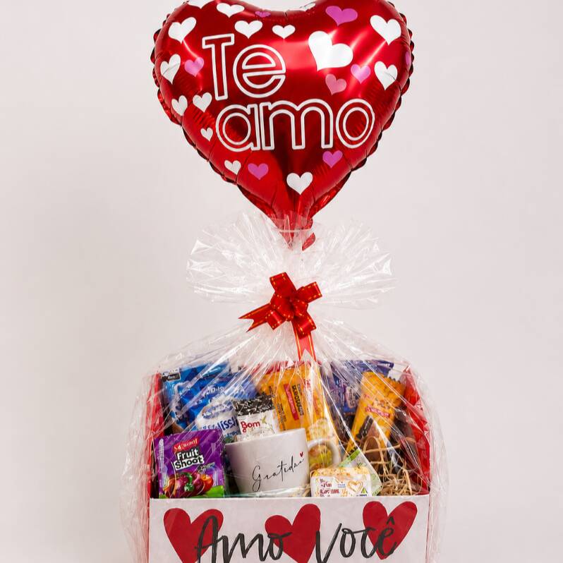 A Cesta de Presente Especial é um presente encantador e pensado com carinho. Esta cesta repleta de amor traz 11 itens cuidadosamente escolhidos para encantar e surpreender. Além disso vai com uma xicara personalizada escrito “amor” e um lindo coração vermelho escrito Te Amo. Embalada em celofane e laço.