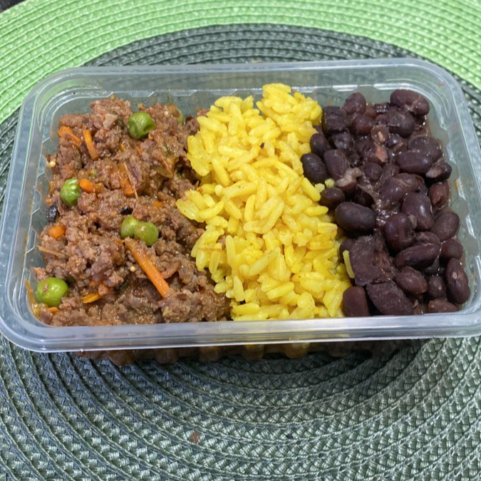 Saboreie nosso Patinho Moído com Cenoura de 450g! Preparado com patinho moído ao molho, cenoura desfiada, acompanhado de arroz soltinho com açafão e feijão preto.