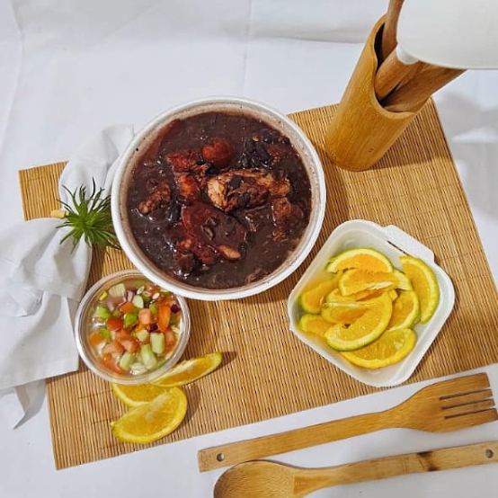 Aquela porção de feijoada no capricho, super temperada e caseira. Nao acompanha arroz e complementos, somente a feijoada!