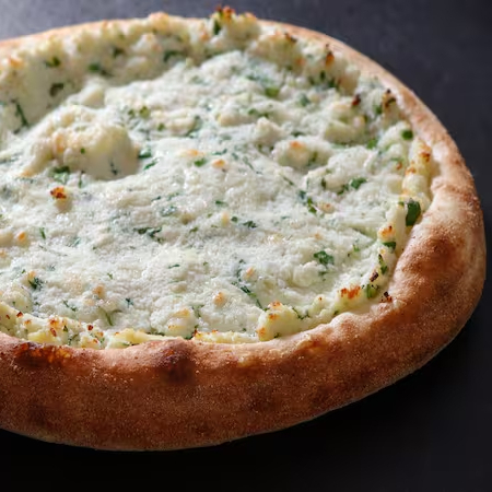 Nossa massa leve de longa fermentação, Blend de queijos selecionados e temperados com salsinha.