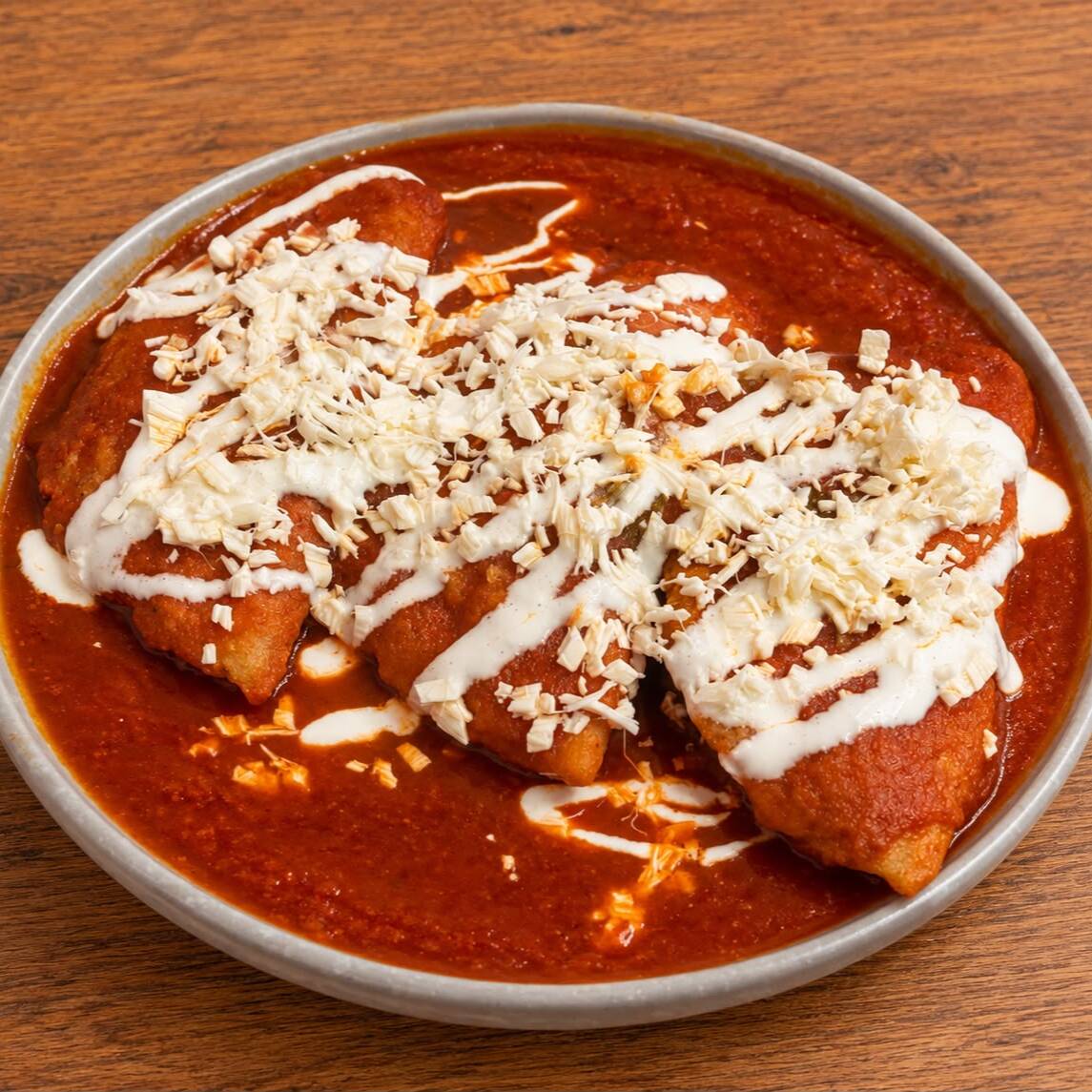 QUESADILLAS AHOGADAS ROJAS RELLANAS DE POLLO