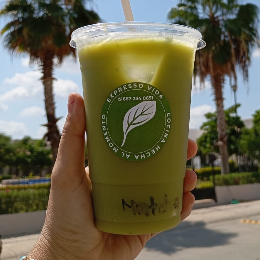 Matcha Latte en las Rocas 20 Oz