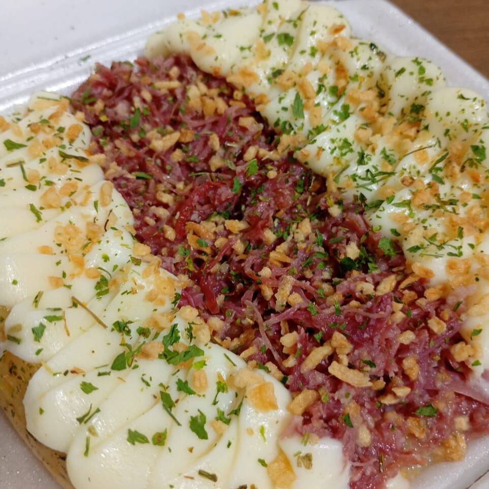 Batata recheada com uma generosa camada de muçarela derretida, carne seca bem temperada e cremosa cobertura de Catupiry. Finalizada com alho e salsinha para dar aquele toque especial e irresistível.