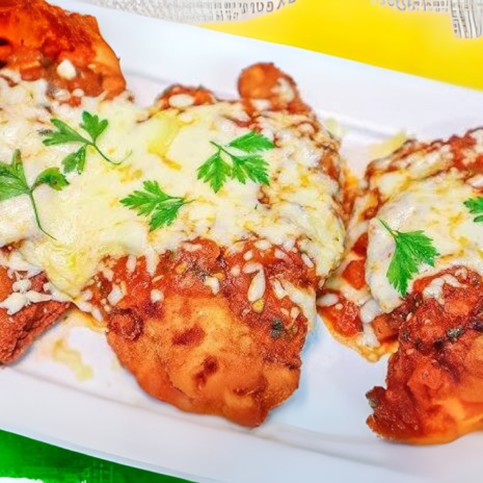 Arroz branco soltinho, feijão carioca bem temperado, filé de frango à parmegiana com molho e queijo derretido e salada fresca do Dia. Uma refeição saborosa e equilibrada! Tamanho indicado pra quem não come muito.