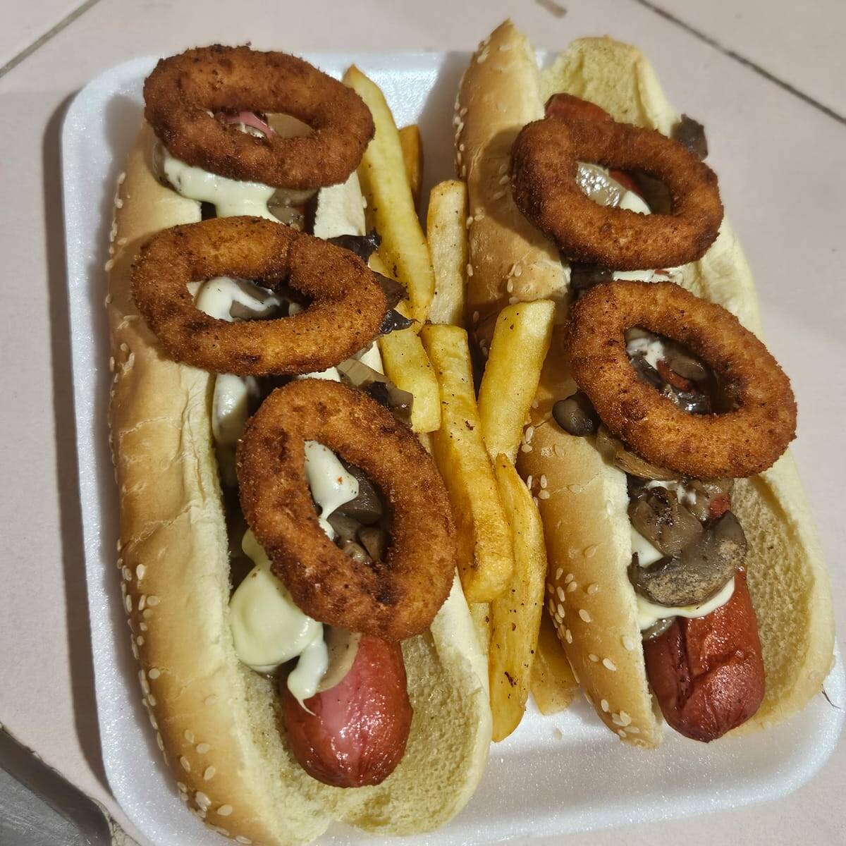 Dogo champiñon más 3 aros de cebolla