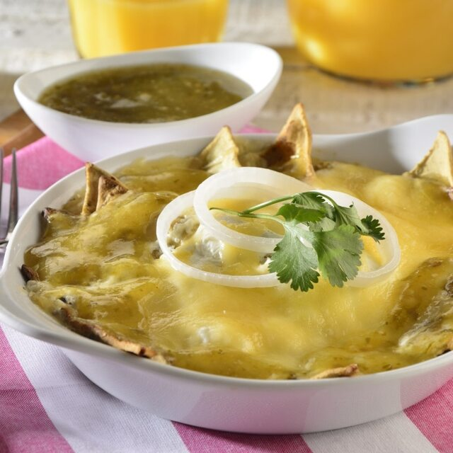Chilaquiles suizos verdes o rojos