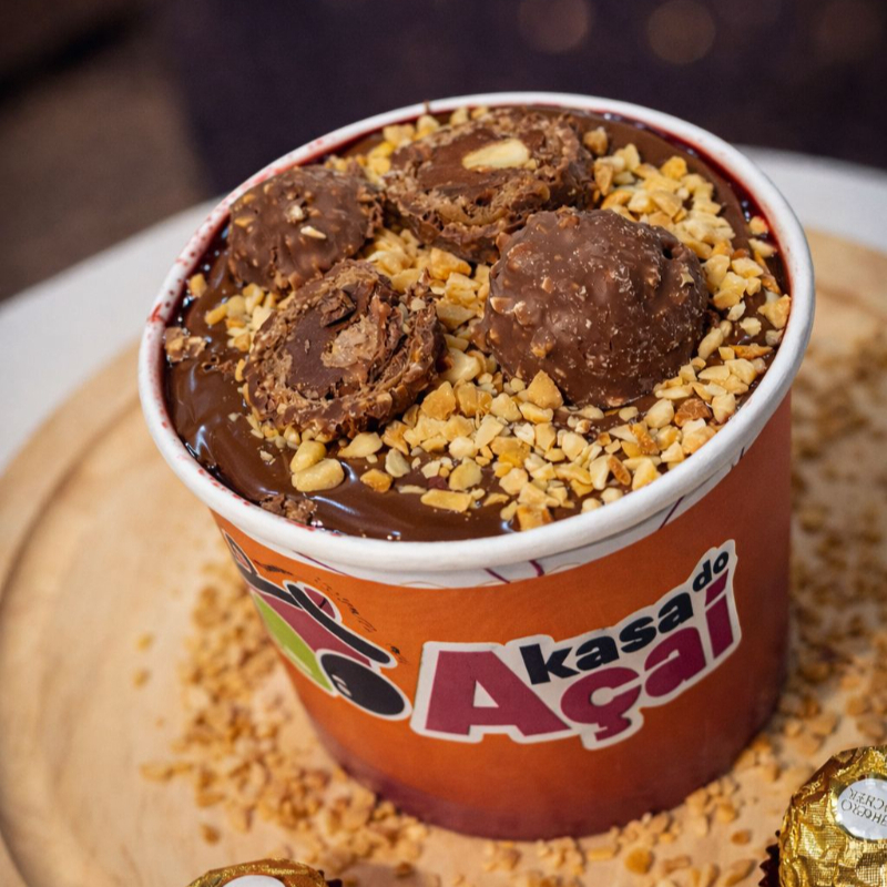 Nosso açaí tradicional super cremoso é combinado com uma generosa camada de Nutella, crocante de amendoim selecionado e finalizado com o irresistível Ferrero Rocher. Uma explosão de sabor a cada colherada 🤎