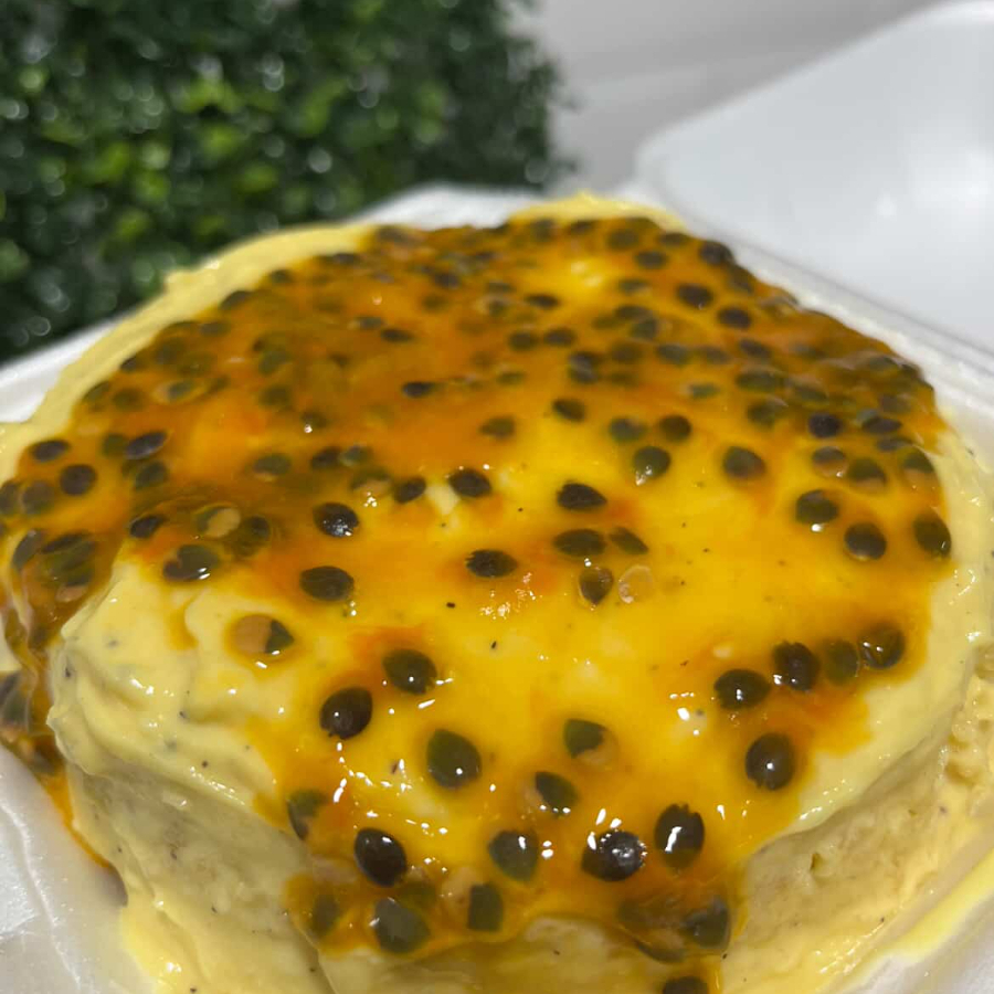 massa branca molhadinha, coberta com mousse maracuja