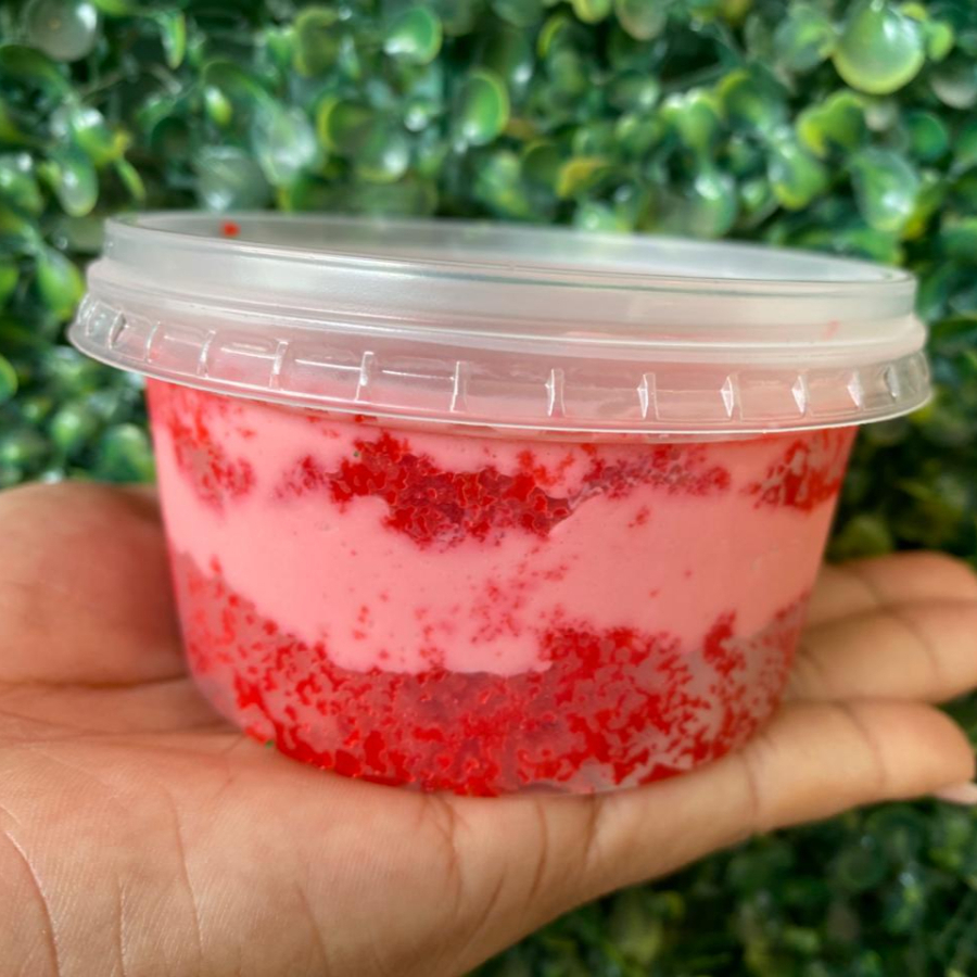 Bolo, recheio de mousse de morango.