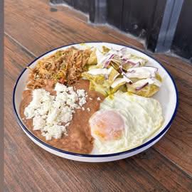 Chilaquiles Verdes con Machaca