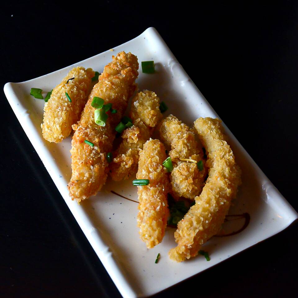 Pedaços crocantes de peixe branco empanados e fritos até dourar, perfeitos para petiscar ou acompanhar sua refeição com muito sabor e textura irresistível.