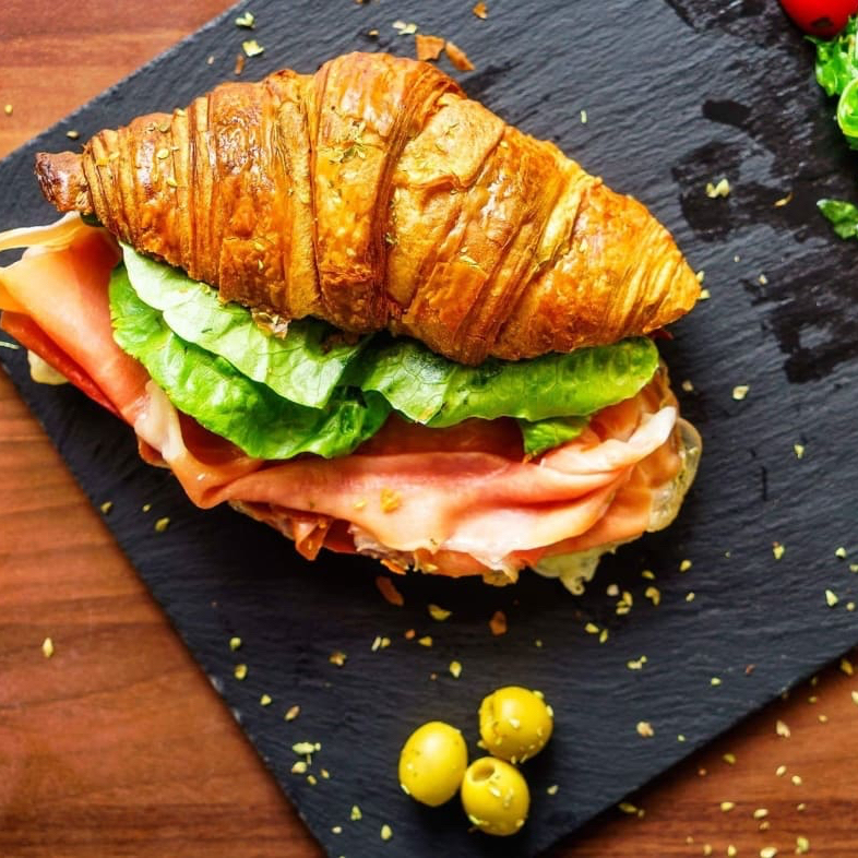 Croissant de jamón y queso