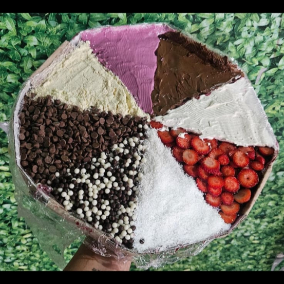 Pizza 8 sabores: sucrilhos, bis, morango, creme de avelã, trento, mousse de maracujá, coco ralado e granulado