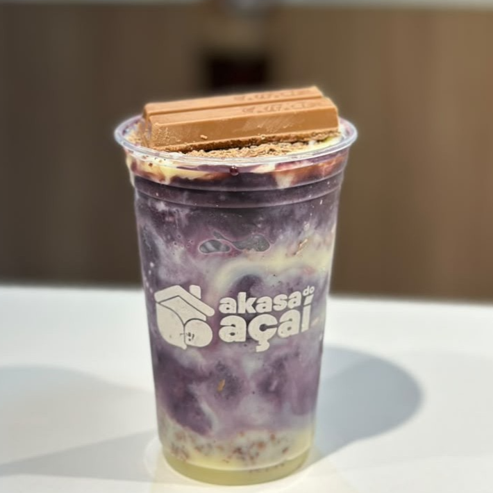 Açaí tradicional super cremoso no copo de 300 ml acompanhado de leite condensado, raspas de chocolate e pedaços de Kit Kat que trazem a crocância perfeita. Uma combinação deliciosa para quem ama chocolate e um açaí bem caprichado!