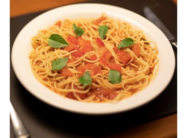 Delicioso espaguete ao molho branco ou molho de tomate ou alho e óleo.