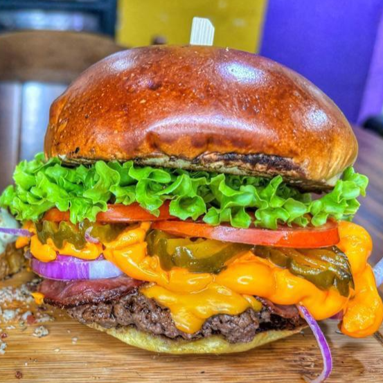 Aqui Tem Sabor, Vem que é amor a primeira Mordida. Aqui vc vai experimentar o Melhor Picles Da Sua Vida. Sweet Pickles - Mccoy's Pão de brioche artesanal macio selado na Manteiga, hambúrguer artesanal 150g, queijo cheddar fatia, bacon crocante, picles, cebola roxa fininha, Cheddar ou Catupiry, tomate e alface fresquinhos. Cortesia da Casa: Batata Rústica e+ a Super Maionese Temperada que é de tirar o folego. # Hambúrguer, hamburger, Burger, burguer, hamburg, hamburguer gourmet, hamburguer artesanal, hamburguer caseiro