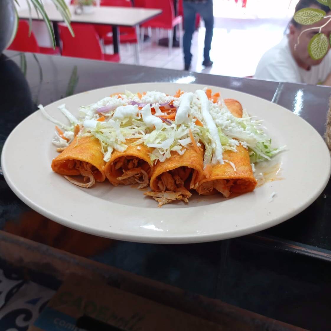 Orden (4) Enchiladas Rojas Queso y Cebolla