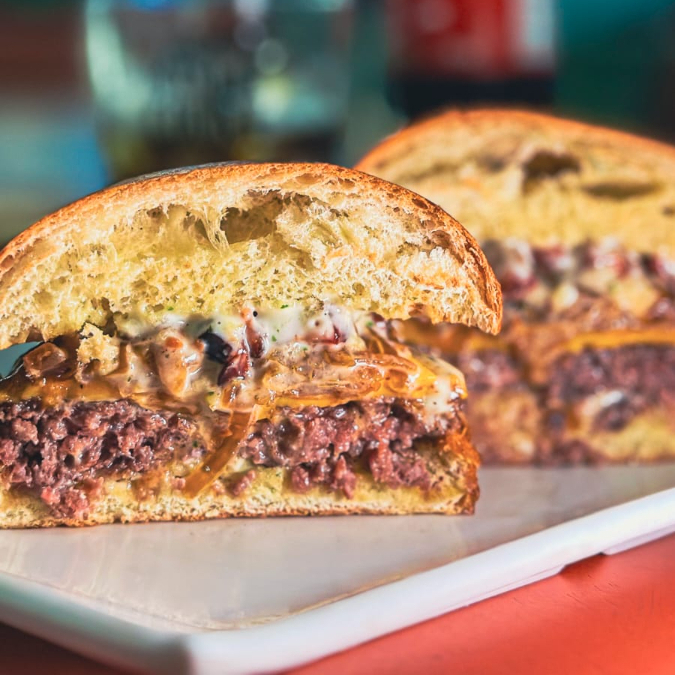 Pão, Hambúrguer angus, queijo prato, picles, cebola picada, ketchup e mostarda