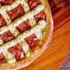 MOLHO DE TOMATE, MUSSARELA. CALABRESA, CEBOLA E CATUPIRY