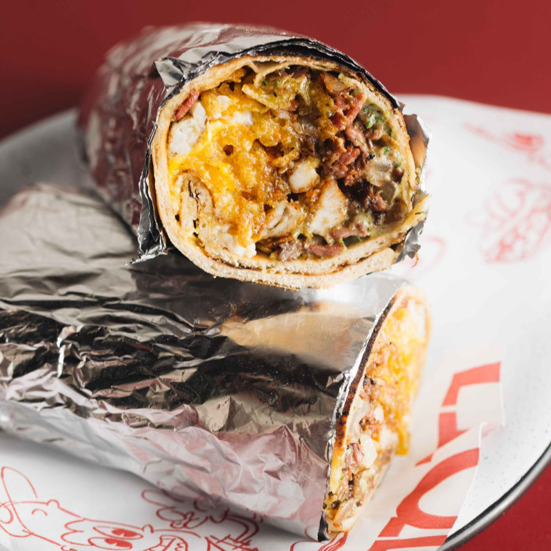 Todas as delícias israelenses em um único sanduíche! Shawarma de frango e carne, schnitzel, vursht (salame bovino tradicional judaico), ovo frito, batata palha da casa e maionese Pinati, servido na lafa.