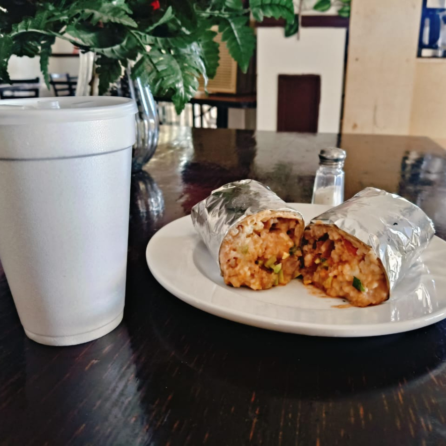 Super Burrito de Pollo/ Agua del Dia