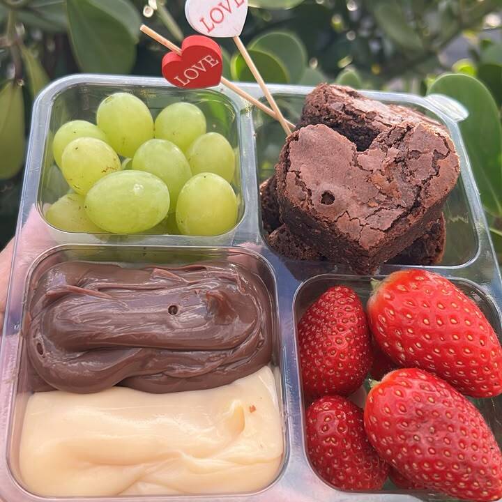 Recheio ninho e chocolate belga ao leite morango fresco,uva e um brownie delicioso