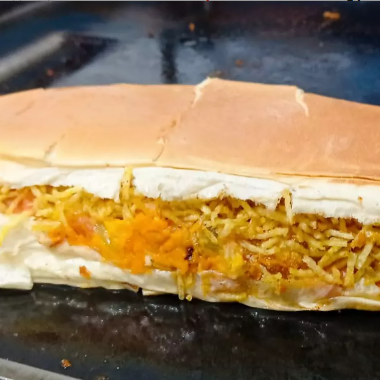 2 vinas perdigão,maionese industrial dajuda,frango desfiado,misturado com cheddar catupiri,cenoura ralada,milho tomate cebola e pimentão farofa e batata palha