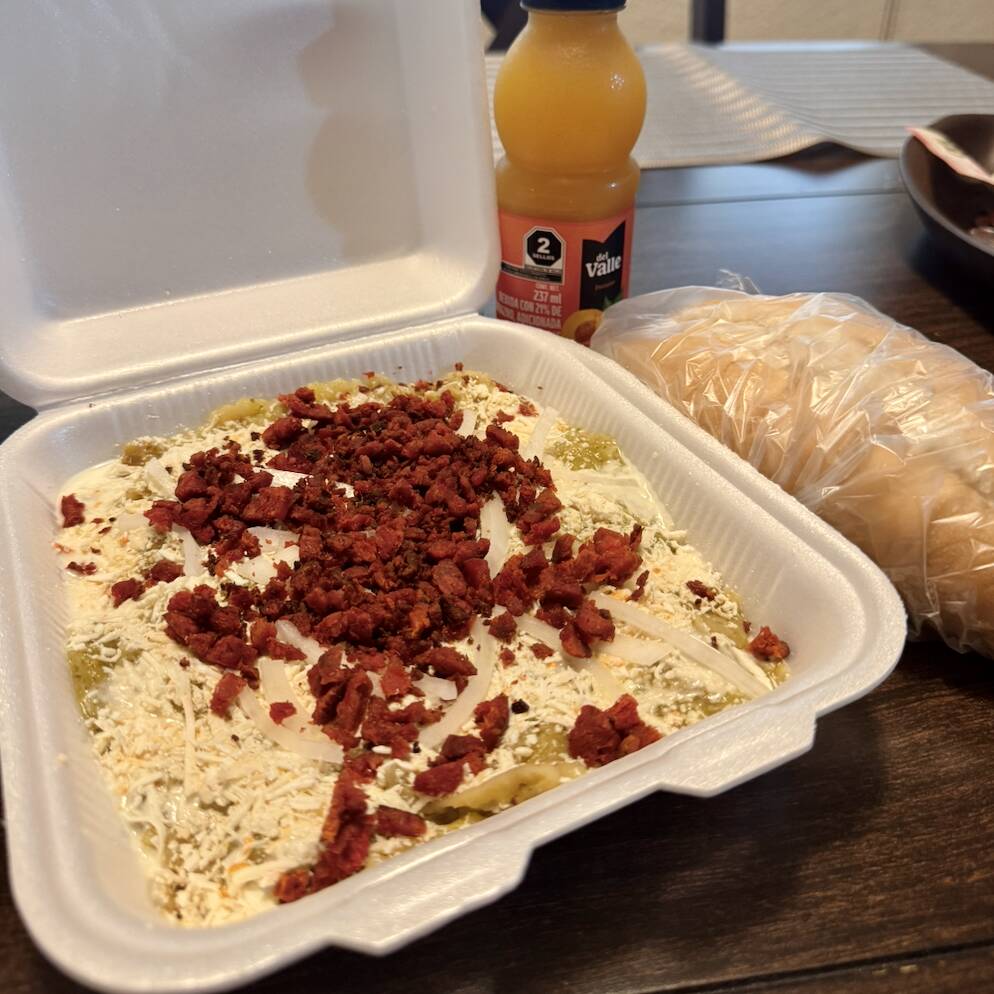 Chilaquiles Verdes Con Chorizo + Bolillo + Jugo