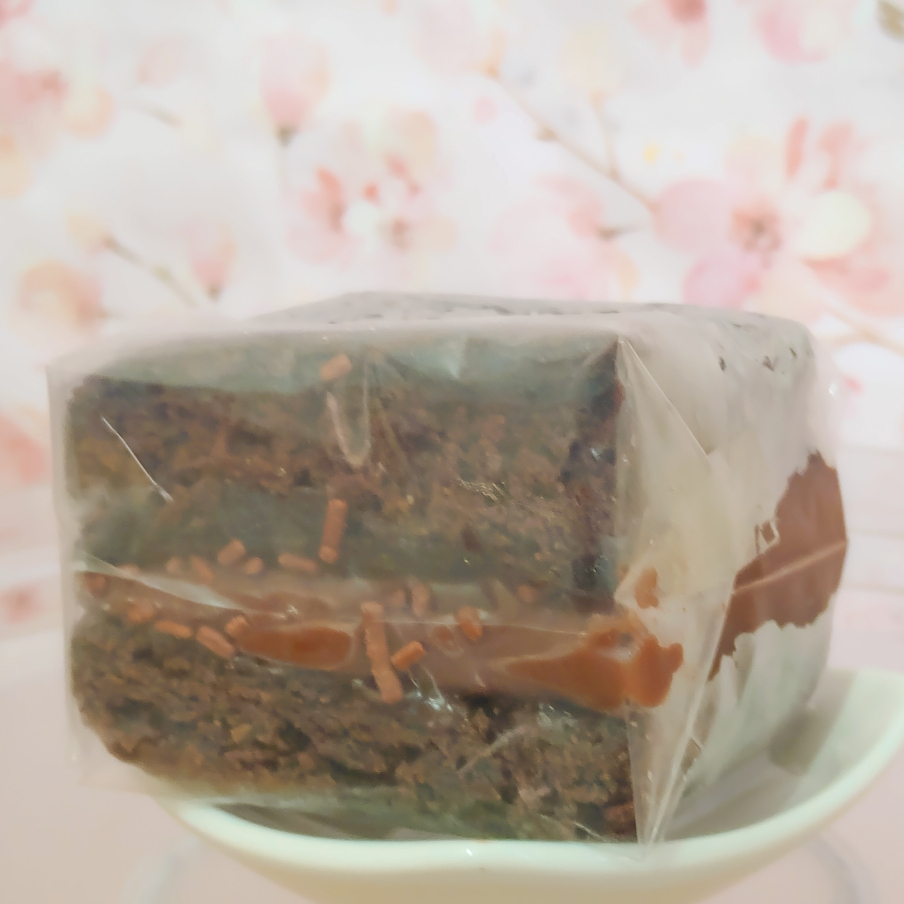 Nosso delicioso brownie é úmido, intenso e assado à perfeição para garantir uma textura única. A cada mordida, você vai se encantar com a sensação de aconchego. Brownie sanduiche feito com brownie molhadinho, com camada suculenta de brigadeiro cremosíssimo de chocolate. --------tags------ Entrega rápida , desconto , promoção , 0,99 , 0800 , off , cupom , barato , melhor preço , oferta , frete g