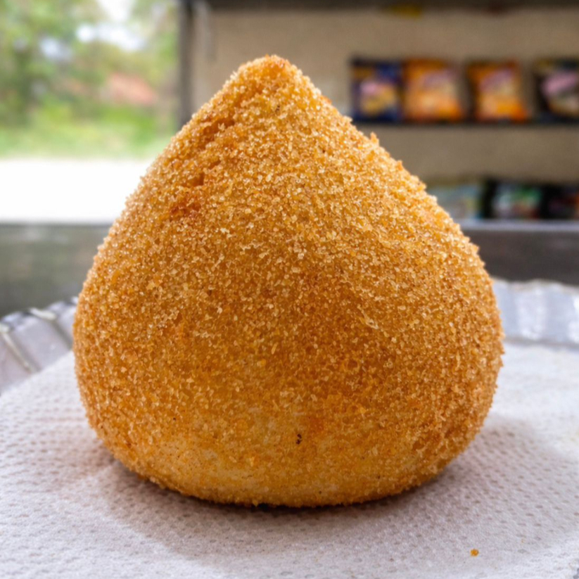 Deliciosa coxinha de frango com o famoso requeijão cremoso Catupiry, uma combinação irresistível.