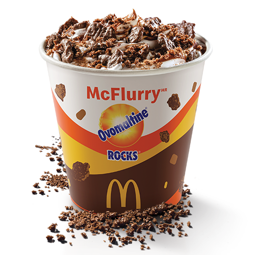 Massa gelada, calda de chocolate, Ovomaltine em pó e pedaços crocantes de Ovomaltine rocks.