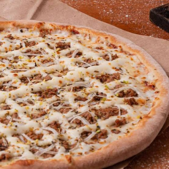 Molho de tomate, atum, cebola, bacon e catupiry.